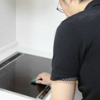 キッチンコンロなどの部品の組み立てと動作確認